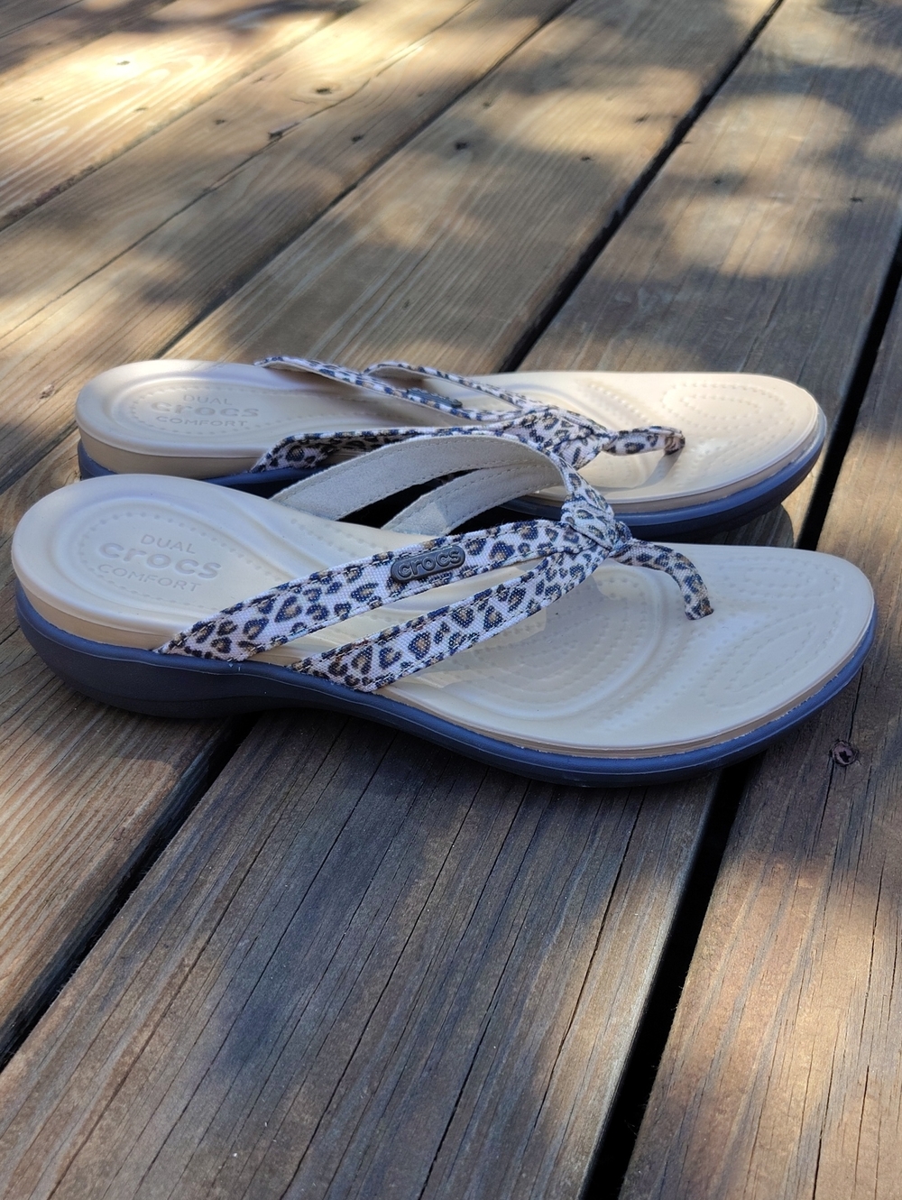 Crocs Leopard Print Capri V Flip Flop Sandals Size 7 Womens - Picture 3 of 11